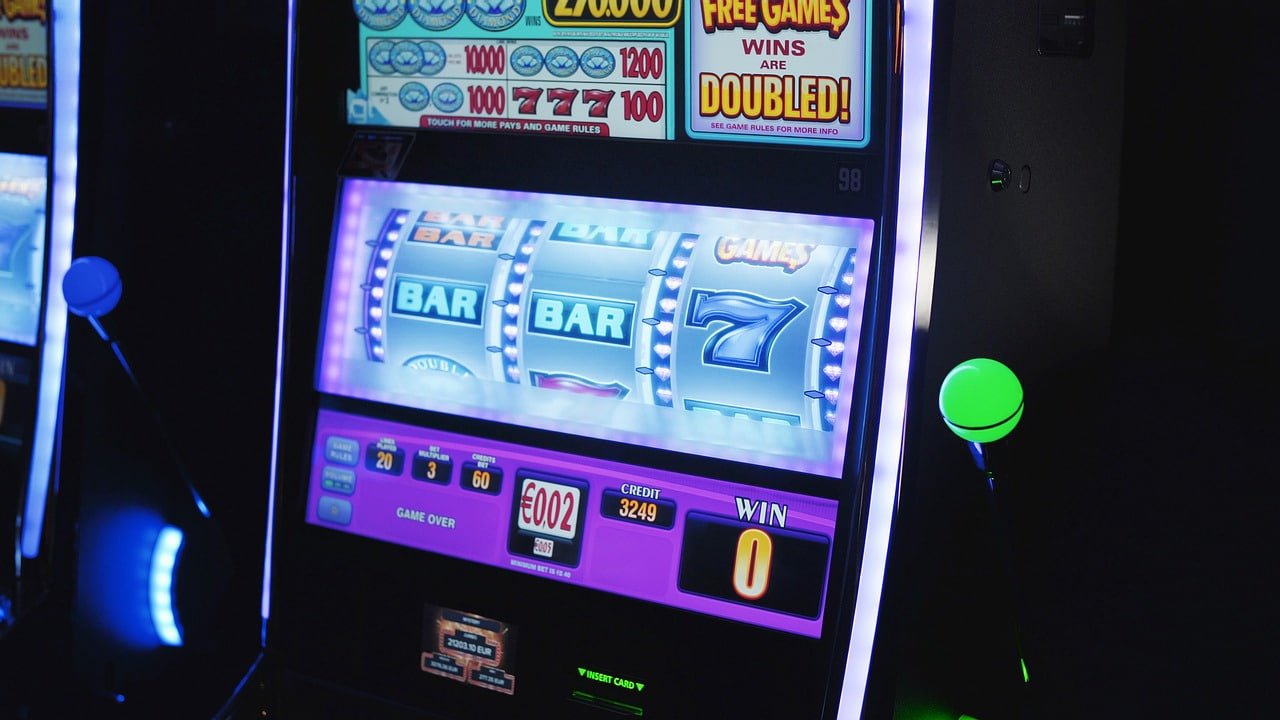 Meja Live Dealer sensasi 77 dengan dealer profesional yang melayani taruhan untuk cashback